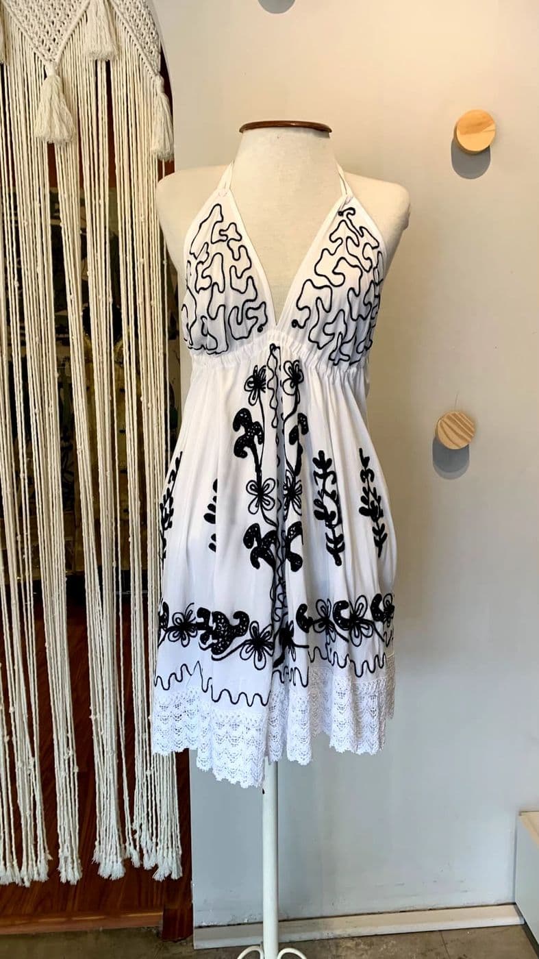 Vestido Curto Bordado Preto e Branco — foto 3